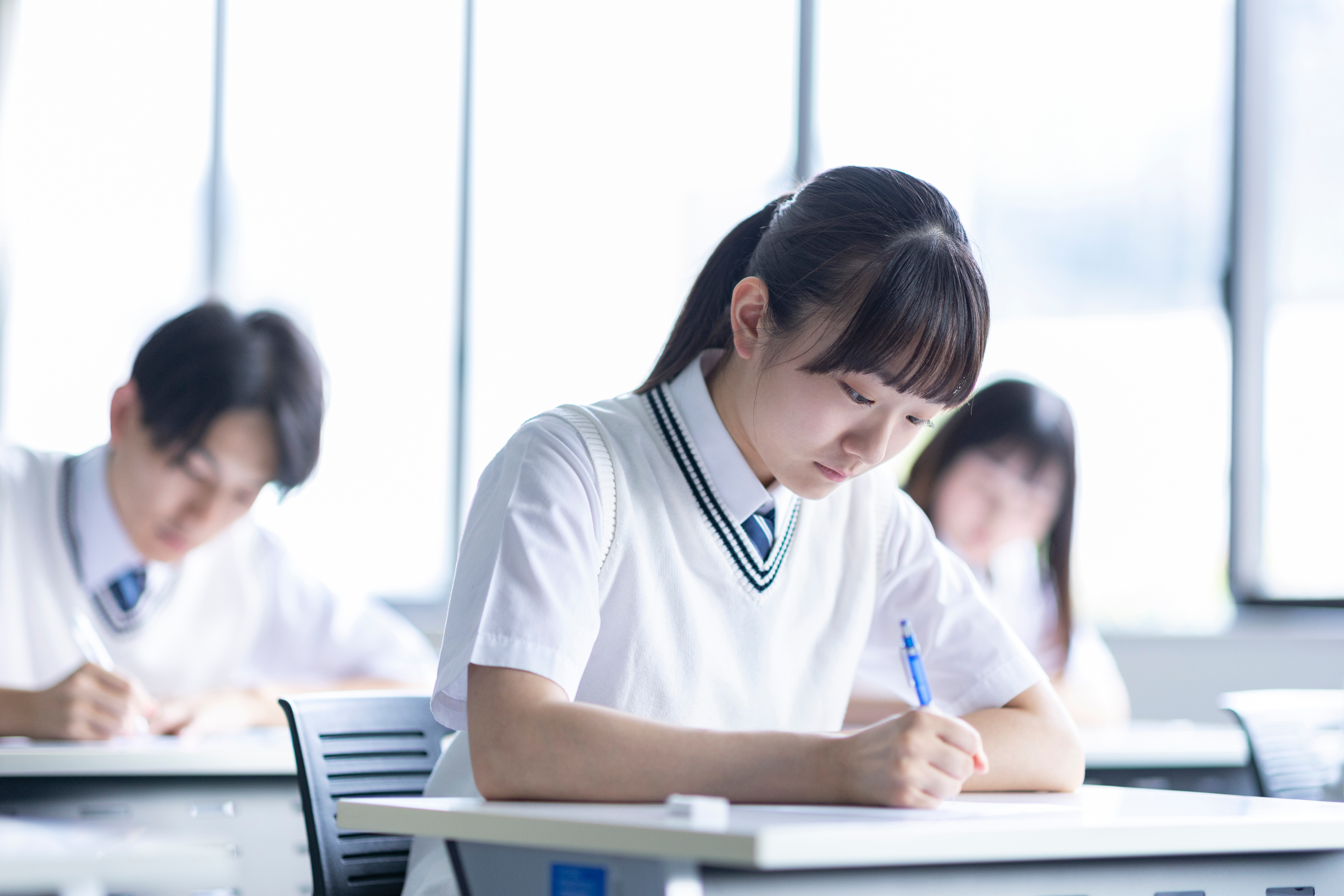 集団授業で学ぶ生徒